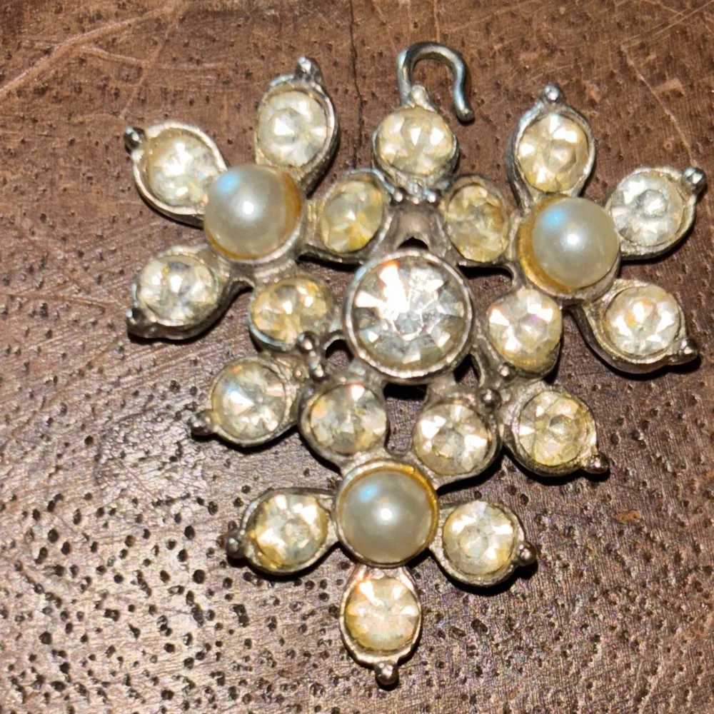 Sarah Coventry Flower Necklace Pendant Faux Pearl Rhinestone Costume Vtg 1.25